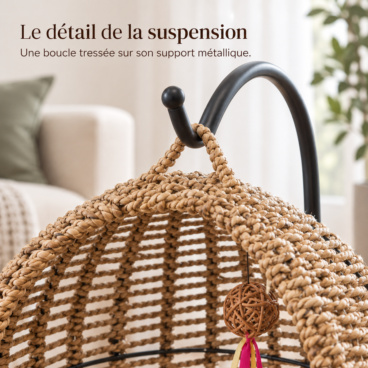 Détail de la suspension du nid en osier tressé sur son support métallique