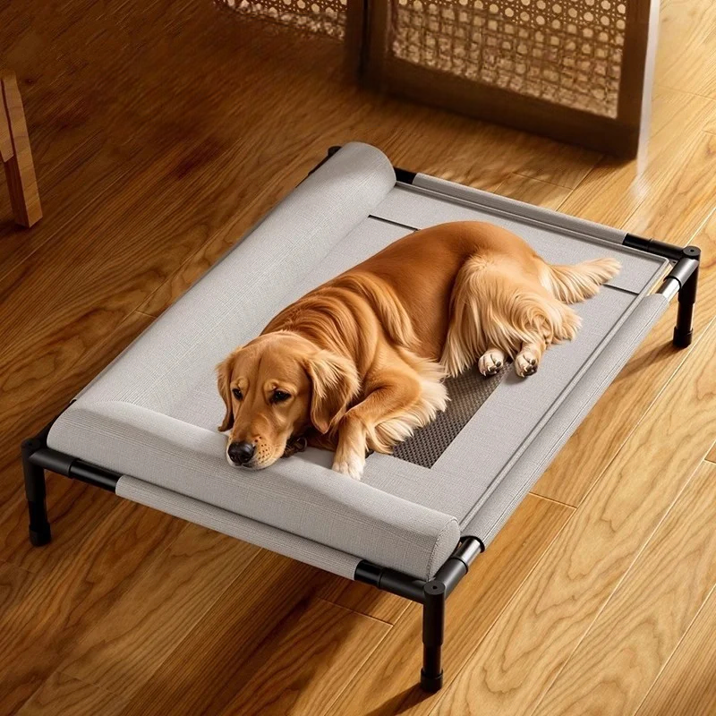 Panier surélevé pour chien — ambiance salon
