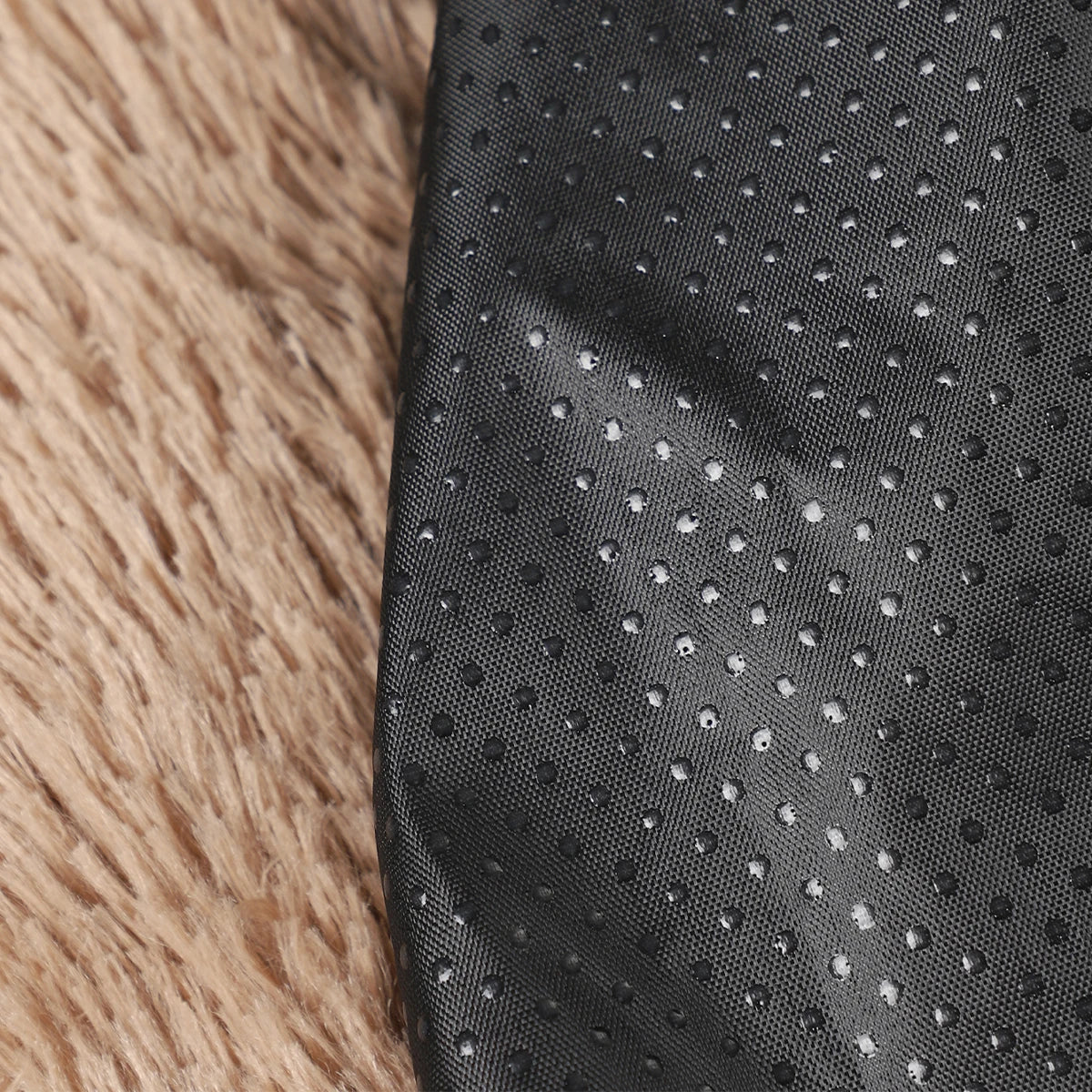Détail de la base antidérapante et impermeable du panier en forme de patte