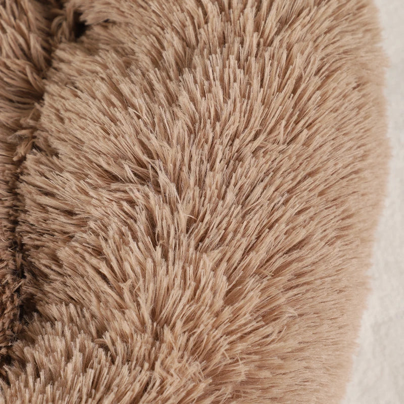 Gros plan sur la peluche longue et moelleuse du panier en forme de patte