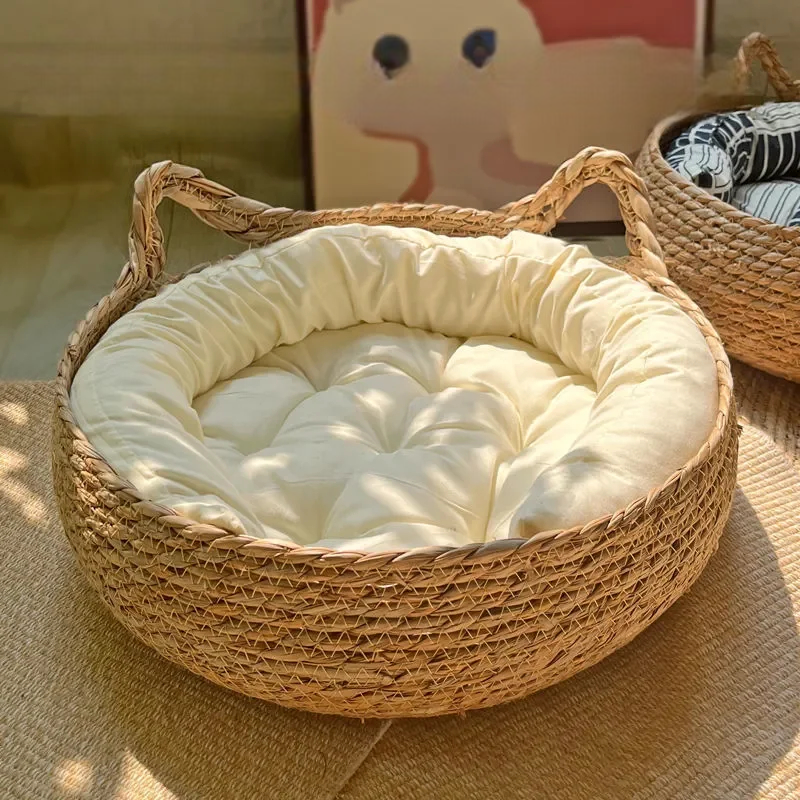 Panier rond en bambou PaniHome avec coussin crème, vue studio