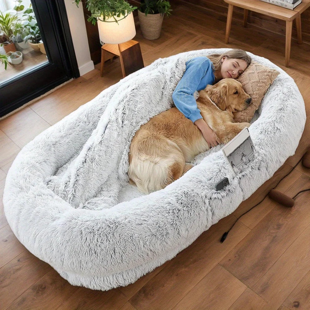 Vue aérienne d'une femme câlinant son golden retriever dans le panier cocon géant PaniHome