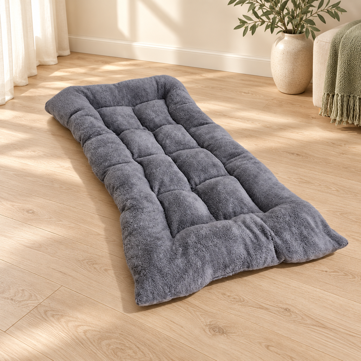 Tapis pour chien en peluche extra douce, gris, matiélassé, posé sur un parquet clair