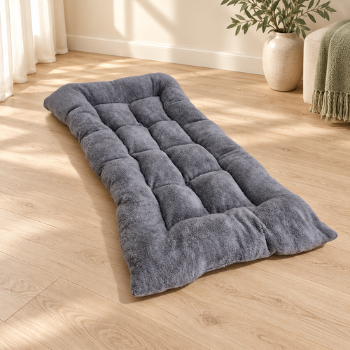 Tapis pour chien en peluche extra douce, gris, matiélassé, posé sur un parquet clair